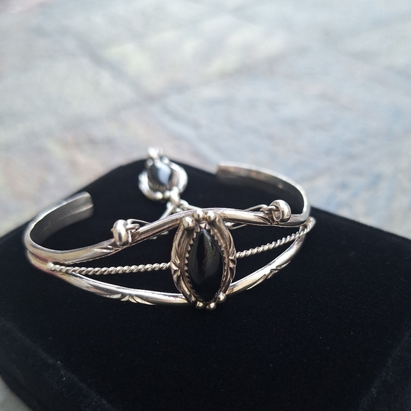 Sterling Size 7 Black Onyx Slave Bracelet Navajo Signed Jaqueline Silver - Picture 8 of 13